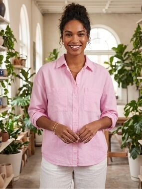 Old Navy pink Boyfriend  Button-Up Shirt.  Two large chest pockets.Pristine sz M